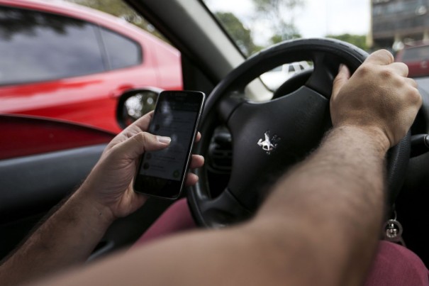 Multas por uso de celular ao volante crescem 33% em 2018