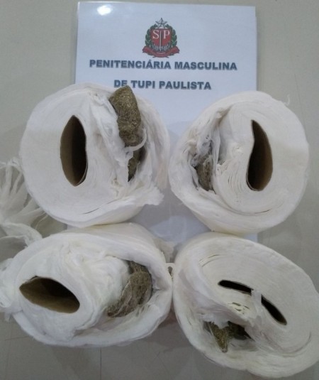 Agentes descobrem porções de maconha escondidas em rolos de papel higiênico encaminhados a preso
