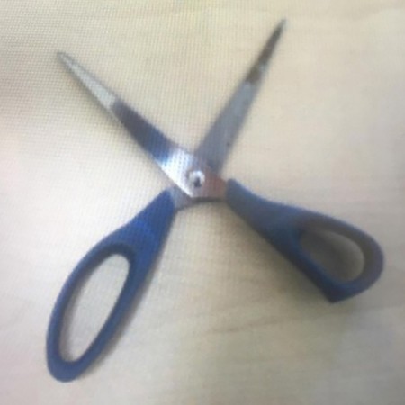 Durante briga, adolescente aplica golpe de tesoura em irmão e é detido pela PM