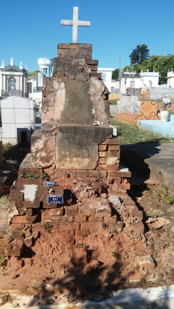 Executivo retira projeto que pretendia comercializar tmulos abandonados do Cemitrio de Osvaldo Cruz