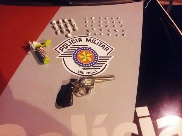 Polcia Militar prende traficante com Crack e Maconha, na Vila Santa Helena, em Osvaldo Cruz