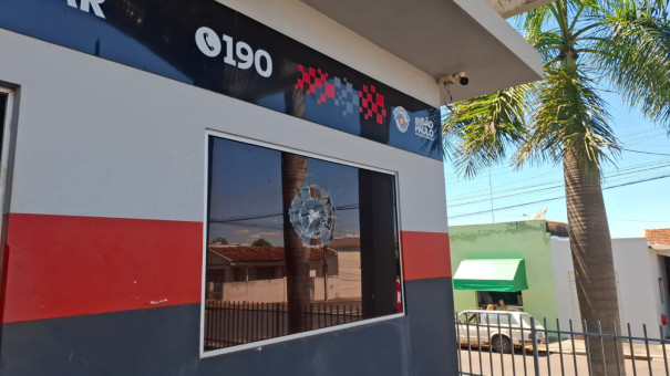 Homem é preso após depredar viatura, unidade policial e motocicleta de policial em Parapuã