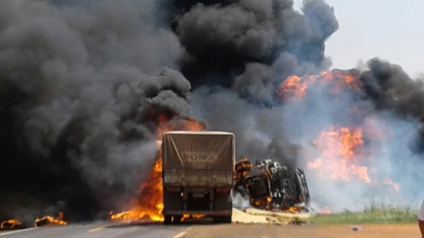 Coliso frontal entre caminhes mata motorista na SP-457, entre Bastos e Rancharia