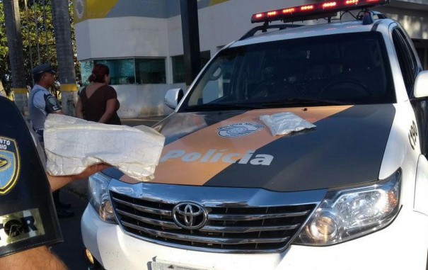 Boliviana  presa por trfico de drogas ao transportar cocana na regio dos glteos