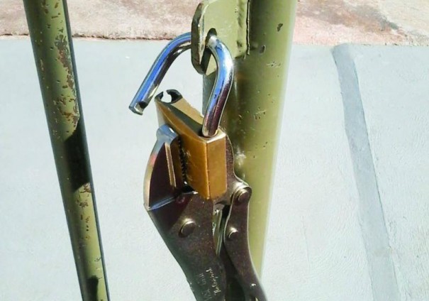 Ladro danificou cadeado de residncia para furtar alimentos e roupas, no lvaro Campoy, em Osvaldo Cruz  