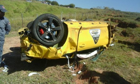 Camaro fica destruído na SP-333. 