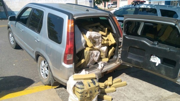 Motorista abandona carro com mais de 400 quilos de maconha