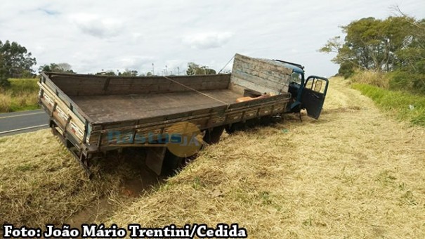 Coliso entre caminhonete e caminho fere duas pessoas na SP-294