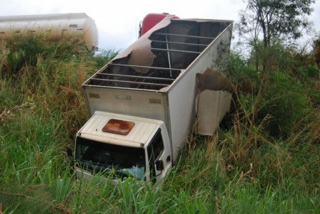 Ultrapassagem perigosa provoca acidente entre caminhões na SP-425