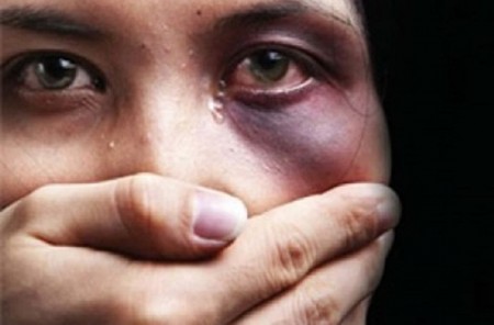 Homem vai até a casa da ex-amásia, agride e danifica o seu carro