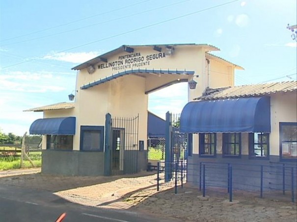 Com espetos artesanais confeccionados com escovas de dentes, preso tenta agredir agente penitencirio