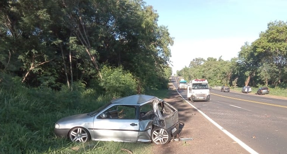Caminh&atilde;o carregado com frutas tombou na rodovia &mdash; Foto: Aparecida Monteiro/Cedida