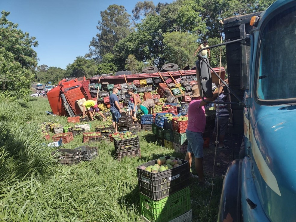 Caminh&atilde;o carregado com frutas tombou na rodovia &mdash; Foto: Aparecida Monteiro/Cedida